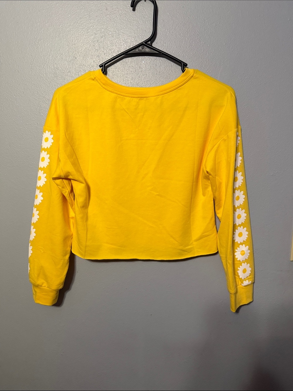 Amazon Yellow Long-Sleeve Cropped Tee with White Daisy Sleeves